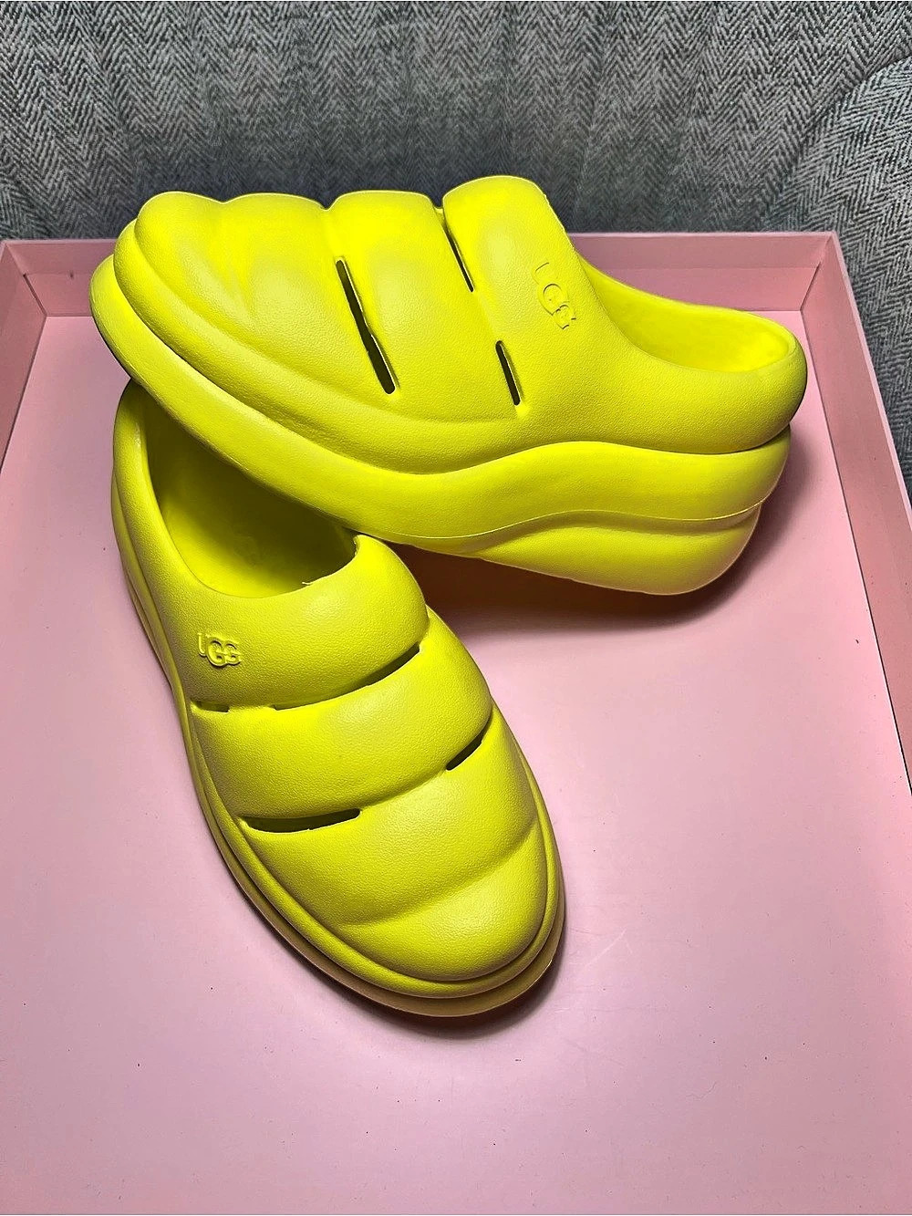 UGG Goldenstar Clog Yellow Clogs size 8